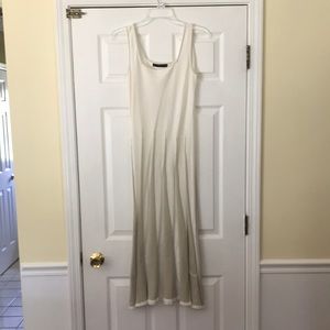 Sleeveless long dress.  Very classy.